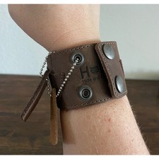 Usado, Bracelete masculino de couro para palheta de guitarra Hide and Drink marrom encaixe feito à mão comprar usado  Enviando para Brazil