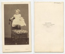MENINA FOFA EM PÉ NA CADEIRA, RETRATO DE ESTÚDIO CDV POR DISDERI, PARIS comprar usado  Enviando para Brazil