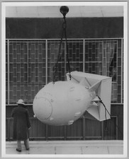 Usado, Bomba Nuclear Guerra Fria Mockup Guindaste Suspenso Exibição Militar Não Classificada 1969 comprar usado  Enviando para Brazil