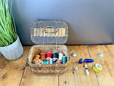 KIT CESTA CAIXA DE COSTURA VINTAGE BAMBU BENGALA RATTAN E CONTEÚDO FIO BAQUELITE ETC comprar usado KIT CESTA CAIXA DE COSTURA VINTAGE BAMBU BENGALA RATTAN E CONTEÚDO FIO BAQUELITE ETC comprar usado  Enviando para Brazil