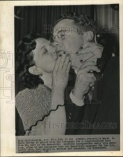 1958 Press Photo prefeito Vance Hartke parabenizado pela esposa na sede. comprar usado  Enviando para Brazil