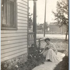 Usado, Foto real c1910s Young Ladies House RPPC cuidando de rosas menina na estrada A260 comprar usado  Enviando para Brazil