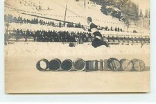 Sport d'hiver - Leonar Lumarto - Homme portant des patins a glace sautant au-de comprar usado  Enviando para Brazil