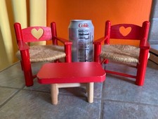 2 CADEIRAS vermelhas miniaturas BONECA COM CORAÇÕES e MESA de madeira com assentos de palha comprar usado  Enviando para Brazil