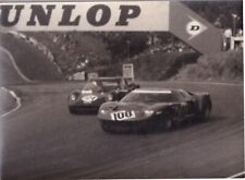 FORD GT40 No.108 SEGUIDO POR TECHSPEED CHEVON No.124, MARCAS HATCH, FOTO 2/9/68 comprar usado  Enviando para Brazil