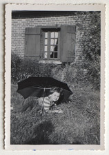 Enfant allongé herbe d'occasion  Rouen-