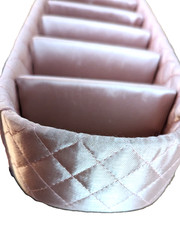 Luvas organizadoras de cômoda acolchoada de cetim rosa lenço vintage  comprar usado Luvas organizadoras de cômoda acolchoada de cetim rosa lenço vintage  comprar usado  Enviando para Brazil