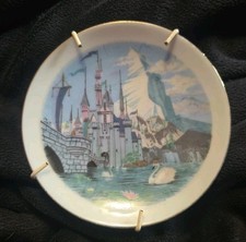 Mini prato lembrança Disneyland Castle vintage década de 1960 4"" Japão Matterhorn comprar usado Mini prato lembrança Disneyland Castle vintage década de 1960 4"" Japão Matterhorn comprar usado  Enviando para Brazil