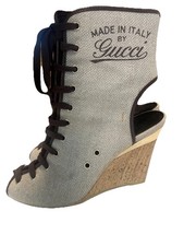 Gucci 9.5 Salto Alto Cunha Biqueira Aberta Cadarço Sandália Bota Logotipo Nome Feitiço, usado comprar usado  Enviando para Brazil
