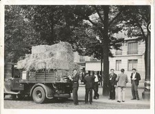 photo de presse - WW2  Résèrvistes chargent les camions Paille à Paris Truck, usado comprar usado  Enviando para Brazil
