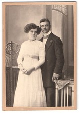 Fotografie Portrait Paar imw eißen Kleid und Anzug mit Fliege posiert im Atelie  comprar usado  Enviando para Brazil