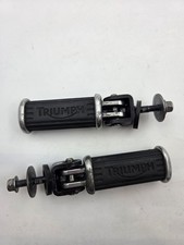 04-2020 2 X TRIUMPH THRUXTON APOIO PARA OS PÉS FABRICANTE DE EQUIPAMENTO ORIGINAL COM BORRACHA EM RELEVO T2080709 comprar usado  Enviando para Brazil
