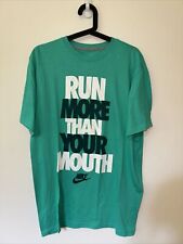 Usado, Camisa para hombre Nike Run More Than Your Mouth verde azulado mediana (M) segunda mano  Embacar hacia Argentina