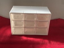 UNIDADE DE ARMAZENAMENTO DE PLÁSTICO BRANCO 9 GAVETAS 7”x3,5” TABLETOP/PENDURAR ARTESANATO JOIAS ORGNZ, usado comprar usado  Enviando para Brazil