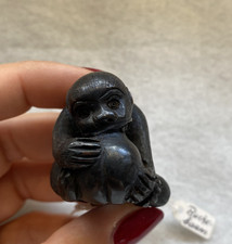 Netsuke Katabori Bukszpan Figurka Małpa z brzoskwinią Ręcznie rzeźbiona z sygnaturą na sprzedaż  Wysyłka do Poland