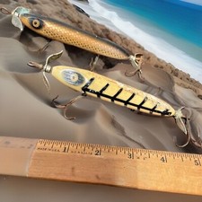 2 Iscas Vintage LOTE HEDDON TORPEDO 130 4 1/2" Branco e Preto - Escala Madeira Brilhante comprar usado 2 Iscas Vintage LOTE HEDDON TORPEDO 130 4 1/2" Branco e Preto - Escala Madeira Brilhante comprar usado  Enviando para Brazil