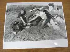 Fotografia de imprensa 1982: finais da Copa do Mundo, acampamento de fãs da Inglaterra Algorta, dois interessados comprar usado  Enviando para Brazil