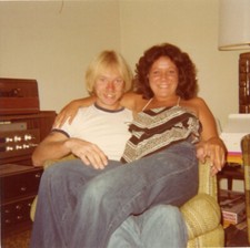 Foto colorida vintage casal homem mulher namorados interior casa casa cadeira 11 comprar usado  Enviando para Brazil