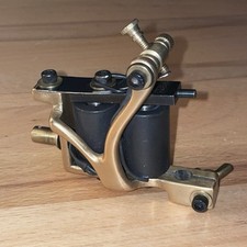 MÁQUINA DE TATUAGEM BOBINA JONESY de latão feita por Israel Azpetia. Great Shader Packer comprar usado  Enviando para Brazil