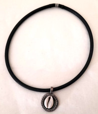 PINGENTE GARGANTILHA DE BORRACHA VINTAGE SURF BICO TOM PRATA DISCO COWRIE SHELL #AA comprar usado  Enviando para Brazil