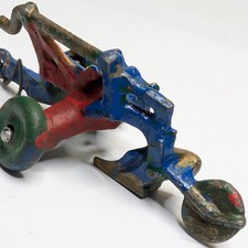 Antigo Antigo Arado de Ferro Fundido Fazenda Manual Implemento Brinquedo Cores Pintado Estranho Mini F3 comprar usado  Enviando para Brazil