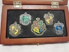 Conjunto de berloque bolsa crachá Harry Potter 5 pinos casa de Hogwarts brasão CAIXA DE EXIBIÇÃO EM PERFEITO ESTADO comprar usado  Enviando para Brazil