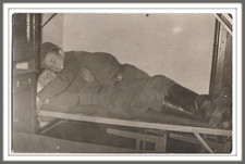 Soldiers lying together d'occasion  Expédié en Belgium