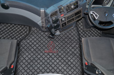 CONJUNTO DE TAPETES DE ASSOALHO DE COURO ECOLÓGICO - LOGOTIPO PRETO/VERMELHO AJUSTE RENAULT T RANGE COM MOTOR CORCUNDA comprar usado  Enviando para Brazil