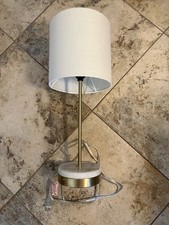 Abajur de mesa interno de metal e granito cor dourada 40 watts com abajur de tecido branco + USB comprar usado Abajur de mesa interno de metal e granito cor dourada 40 watts com abajur de tecido branco + USB comprar usado  Enviando para Brazil