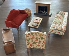 CASA DE BONECAS SALA DE ESTAR MADEIRA 2 Sofás/Cadeira Estofados, Mesa, Livros Mais comprar usado CASA DE BONECAS SALA DE ESTAR MADEIRA 2 Sofás/Cadeira Estofados, Mesa, Livros Mais comprar usado  Enviando para Brazil