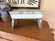 Banco/taburete de cricket de madera primitivo de colección - pintura azul claro descolorida y usada 13" segunda mano  Embacar hacia Mexico