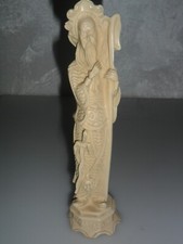 Statua avoriolina raffigurante usato Statua avoriolina raffigurante usato  Capriolo