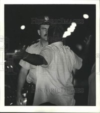 Foto de imprensa 1987 Michael Anthony Campbell com polícia na piscina Wilson Playground comprar usado  Enviando para Brazil