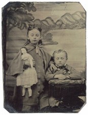 FOTO ANTIGA TIPO TINTA BONECA MENINA MENINO GRANDE E PANO DE FUNDO PINTADO comprar usado  Enviando para Brazil