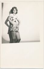 Foto vintage original mulher pose vestido curto senhora elegante fundo branco comprar usado  Enviando para Brazil