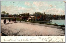 Cartão postal antigo ciclistas perto da antiga Lake Bridge Brooklyn, NY 1900s comprar usado  Enviando para Brazil