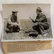 WWII USIS Photo Agronomist Advises American Farmer Soil Analysis 1940s comprar usado  Enviando para Brazil