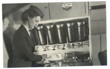 Postal de emisión de aerolíneas unidas azafata en cocina aérea de 1930 segunda mano  Embacar hacia Argentina