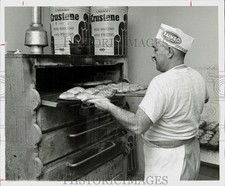 1966 Press Photo Gilberto Recio, La Providencia Padaria padeiro coloca pão no forno comprar usado  Enviando para Brazil