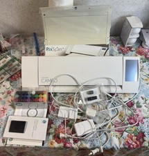 Lote de máquina de corte eletrônico Silhouette Cameo 2 com extras testados comprar usado Lote de máquina de corte eletrônico Silhouette Cameo 2 com extras testados comprar usado  Enviando para Brazil