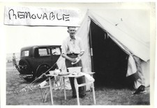 Usado, Fotografia antiga vintage homem lavando barraca carro acampamento Gunton Lowestoft 1955 comprar usado  Enviando para Brazil