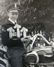 Foto vintage jovem, motocicleta Triumph, troféus de corrida comprar usado  Enviando para Brazil