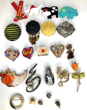 Lote de 23 broches y alfileres diferentes formas y diseños segunda mano  Embacar hacia Mexico