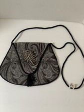 Cartera con solapa negra y gris cachemira con pasador de estrás y borla nuevo con etiquetas segunda mano  Embacar hacia Mexico