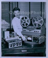 1954 Jill Barclay Inspects aparelho de reprodução de som foto de imprensa comprar usado  Enviando para Brazil