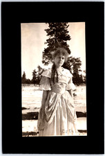 Vestido plissado jovem mulher Estella, cabelo longo encaracolado durante o inverno - Fotografia, usado comprar usado  Enviando para Brazil