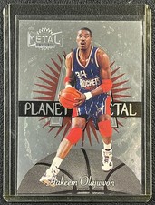 HAKEEM OLAJUWON 1997-98 SKYBOX METAL UNIVERSO #12 PM PLANET METAL ROCKETS HOF comprar usado HAKEEM OLAJUWON 1997-98 SKYBOX METAL UNIVERSO #12 PM PLANET METAL ROCKETS HOF comprar usado  Enviando para Brazil
