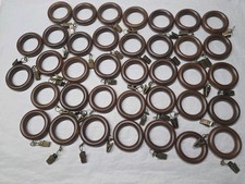 Lote de 37 anéis de cortina de madeira marrom com clipes de metal diâmetro 2 1/4", usado comprar usado Lote de 37 anéis de cortina de madeira marrom com clipes de metal diâmetro 2 1/4", usado comprar usado  Enviando para Brazil