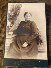 Cartão de armário vitoriano foto mulher com broche - Willett, Bristol comprar usado  Enviando para Brazil
