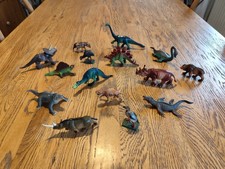 Lot pièces dinosaures d'occasion  Montivilliers